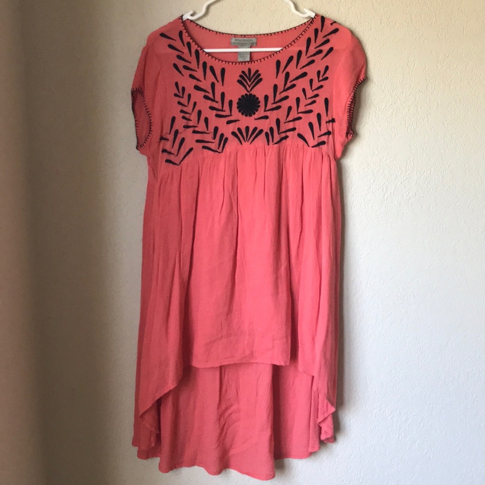 Coral high low stitched shirt! Size S/M